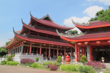 Kuil utama (kiri)
