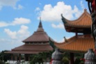 Memandang vihara dari atas pagoda